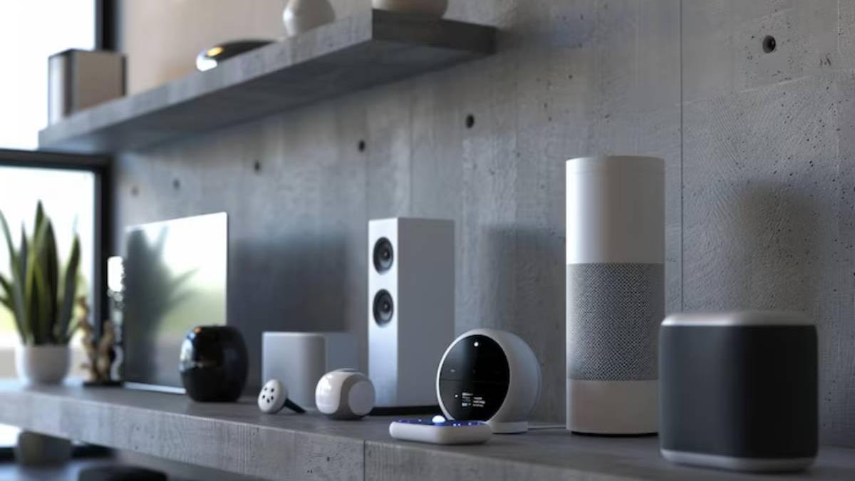 Salón con varios dispositivos electrónicos.