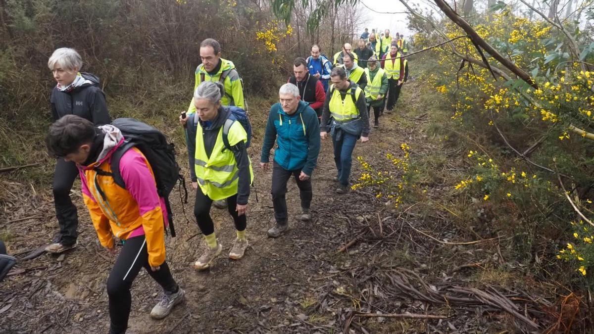 Marcha montañera camino de Topinburu para protestar contra el parque eólico de Basalgo.