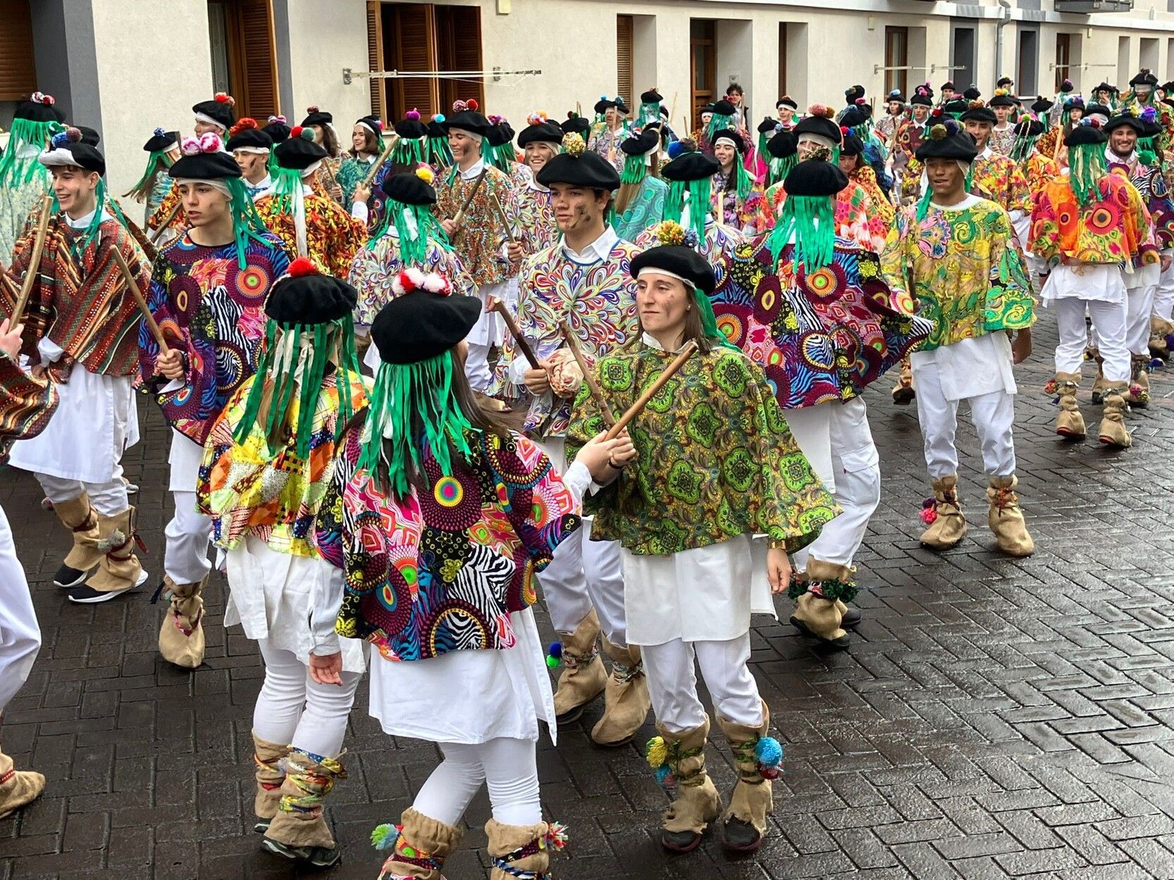 La comparsa popular en uno de sus desfiles.