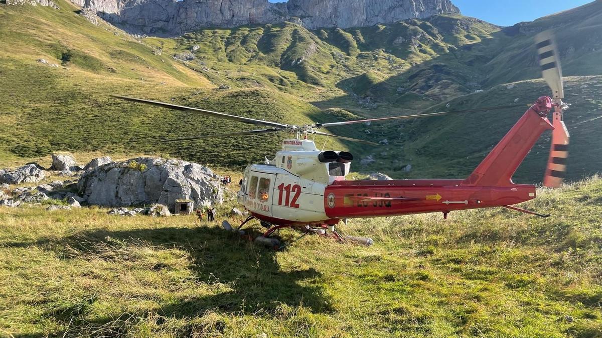 El equipo del helicóptero medicalizado del Gobierno de Cantabria efectúa el rescate.