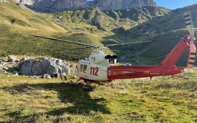 El equipo del helicóptero medicalizado del Gobierno de Cantabria efectúa el rescate.