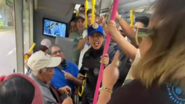 Una agente de policía salió en defensa de un hombre en silla de ruedas.