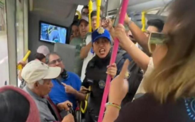 Una agente de policía salió en defensa de un hombre en silla de ruedas.