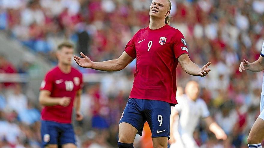 Haaland, con Sorloth al fondo, durante el partido de ayer en Oslo. | FOTO: EFE