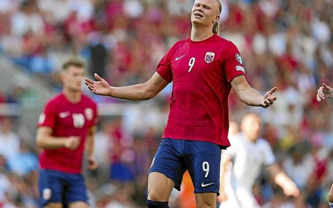 Haaland, con Sorloth al fondo, durante el partido de ayer en Oslo. | FOTO: EFE