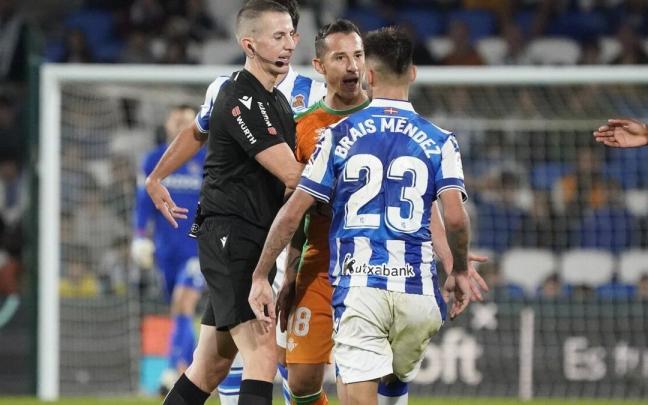 Brais discute con Guardado en presencia de Iglesias Villanueva. / RUBEN PLAZA