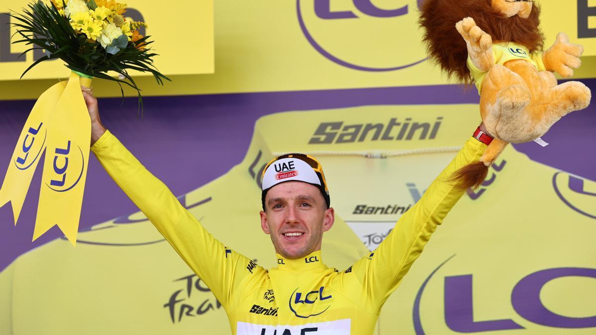 Adam Yates, de amarillo en el podio de Bilbao.