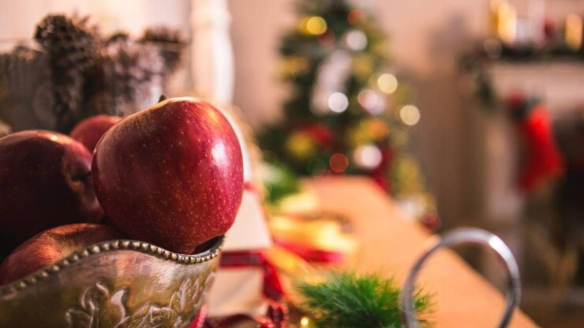 Manzanas con decoración navideña de fondo