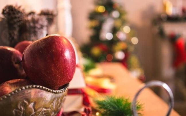Manzanas con decoración navideña de fondo