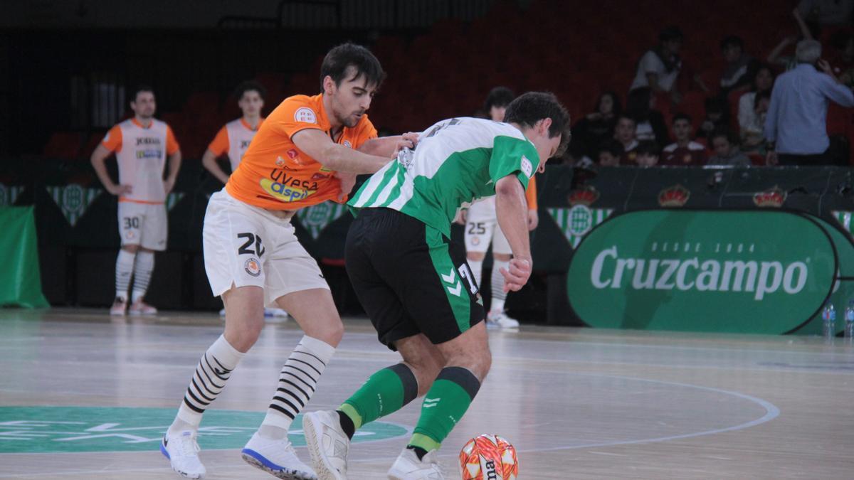 Carlos Bartolomé lucha por el balón con un rival.