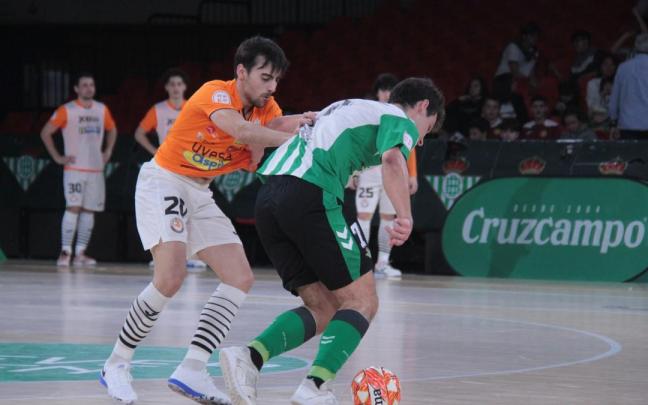Carlos Bartolomé lucha por el balón con un rival.