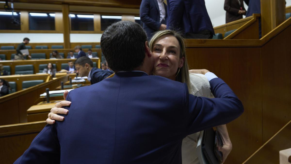 El lehendakari, Imanol Pradales, abraza a la consejera Maria Ubarretxena tras la aprobación de la Ley de Transparencia en el Parlamento Vasco