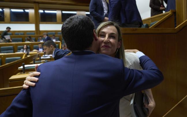 El lehendakari, Imanol Pradales, abraza a la consejera Maria Ubarretxena tras la aprobación de la Ley de Transparencia en el Parlamento Vasco