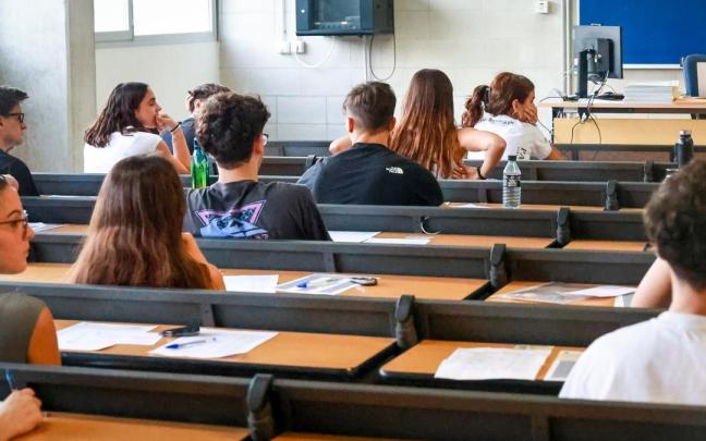 Alumnos realizan un examen de selectividad.
