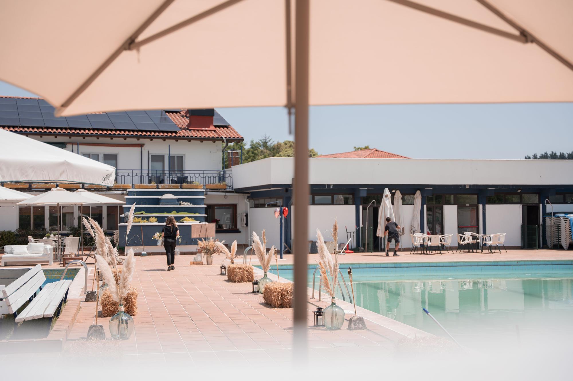 El paseo, cuidadosamente engalanado, acompaña el recorrido de las parejas que celebran su boda en el 'oasis' acuático de Uxarte.
