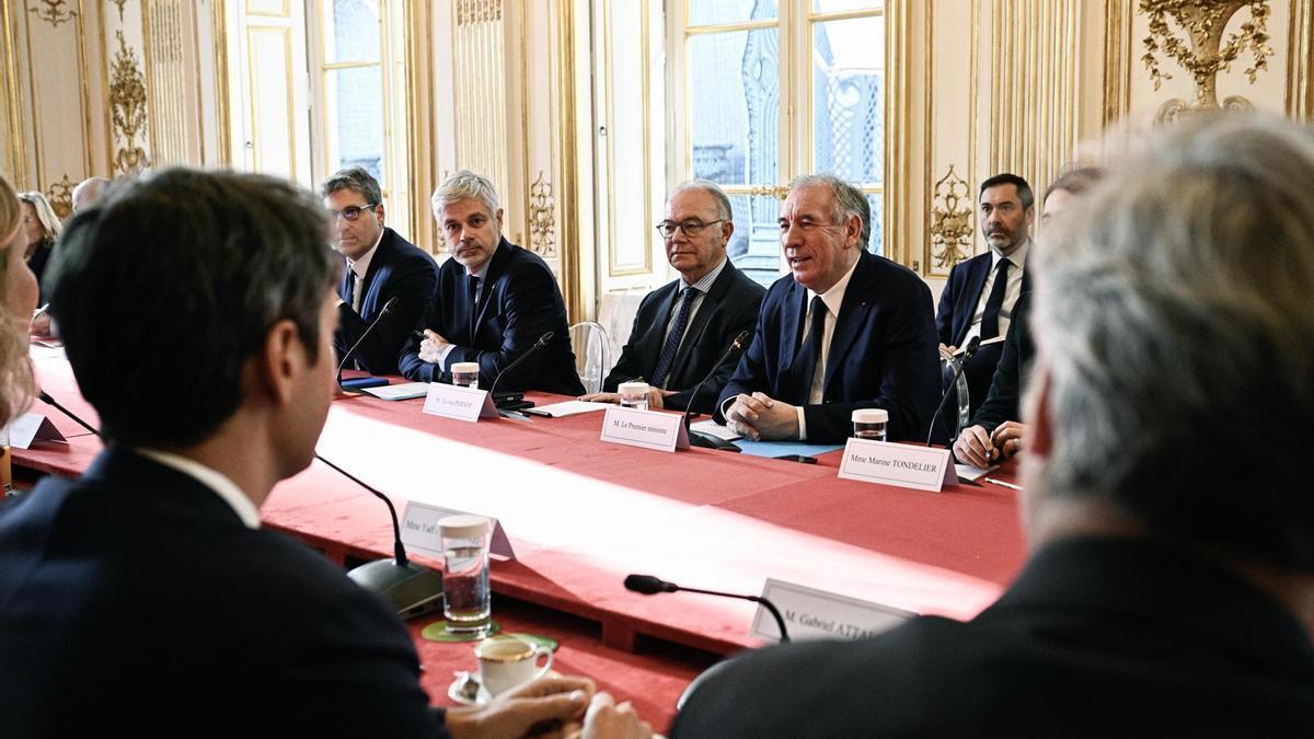 Bayrou se reúne en París con los líderes políticos franceses.