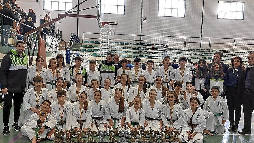 Foto de grupo de los karatekas del Fitness Gasteiz con las medallas logradas en Ontinyent.