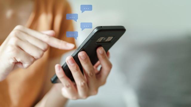Una mujer chatea con su teléfono móvil.