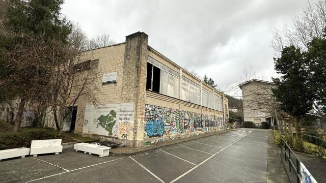 Imagen del exterior del edificio del gimnasio de Arrasate Institutua, que evidencia los daños causados por el incendio.