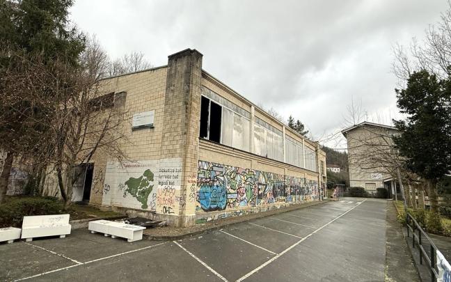 Imagen del exterior del edificio del gimnasio de Arrasate Institutua, que evidencia los daños causados por el incendio.