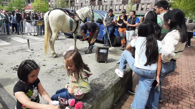 La exhibición de herraje a caballos volverá a estar presente en la feria ganadera de Viernes de Dolores en Laudio