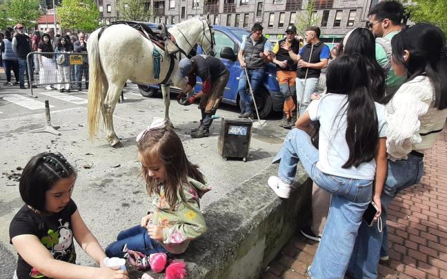 La exhibición de herraje a caballos volverá a estar presente en la feria ganadera de Viernes de Dolores en Laudio