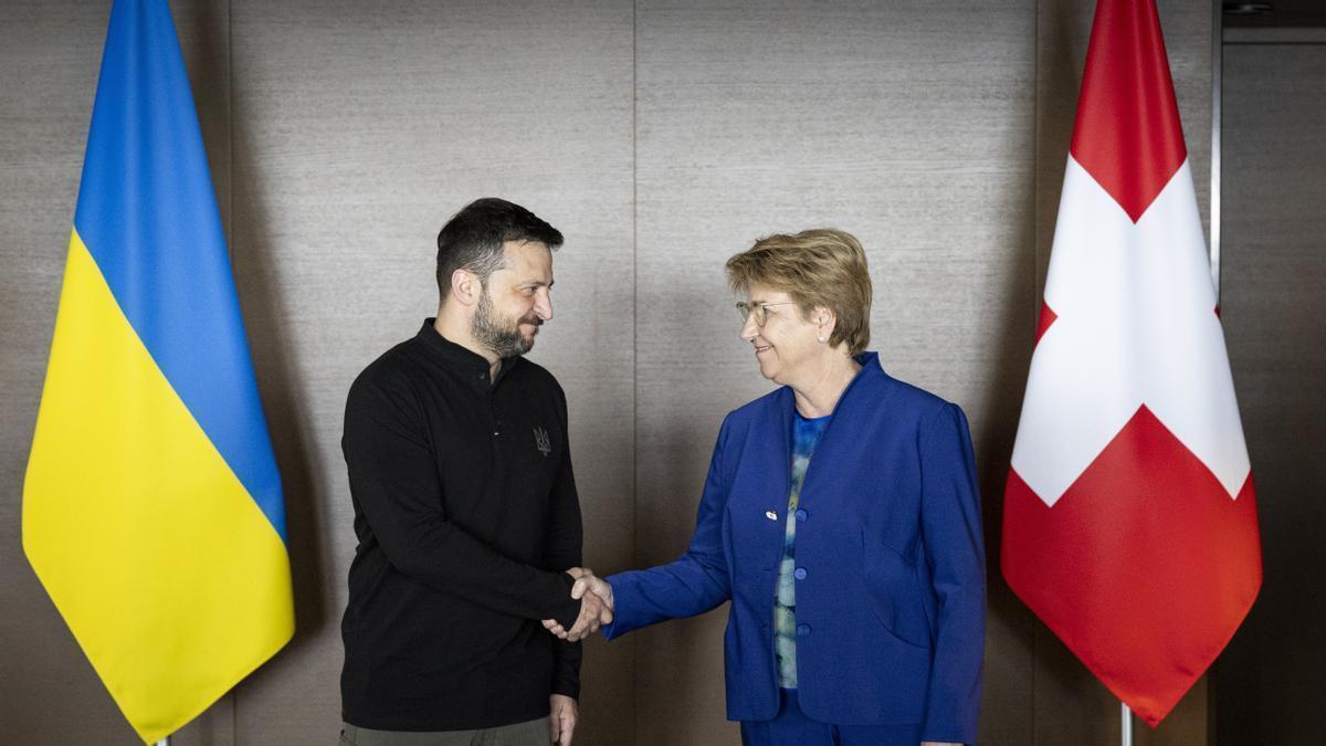 El presidente de Ucrania, Volodímir Zelenski, junto a su homóloga suiza y anfitriona, Viola Amherd en la apertura de la cumbre.