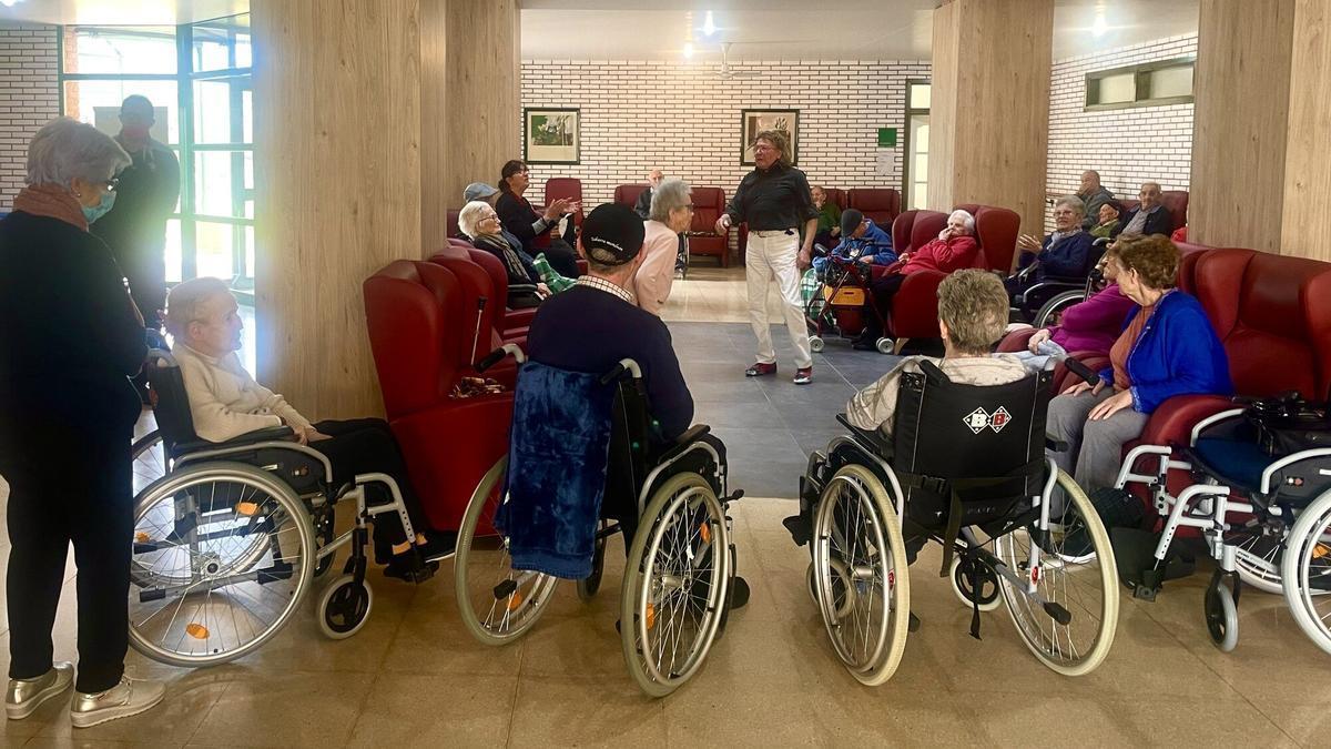 Algunos de los ancianos de la residencia de Lodosa, en plena sesión de musicoterapia bailando, cantando y dando palmas.