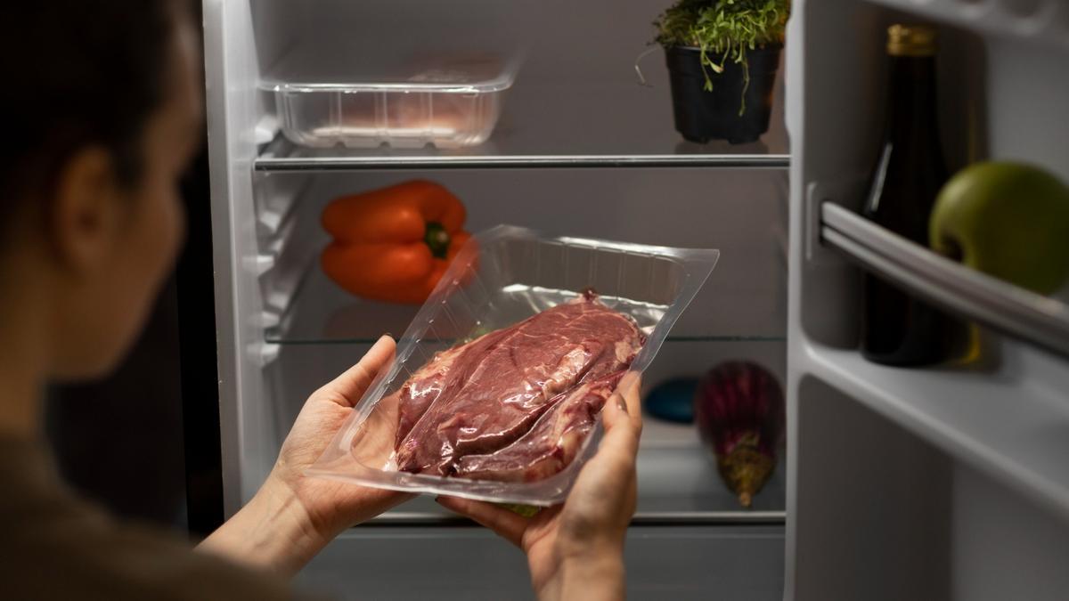 Una mujer con una bandeja de carne