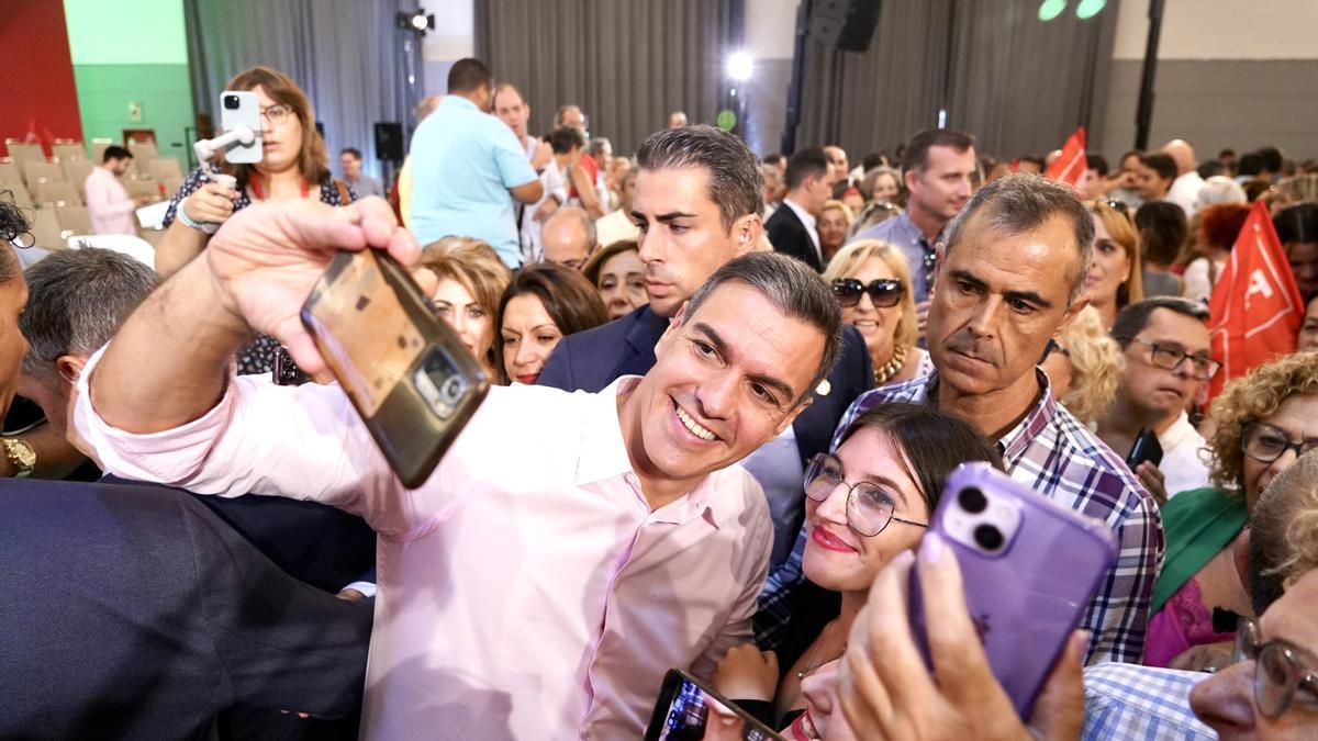 Pedro Sánchez se hace un selfi con simpatizantes socialistas en Málaga.