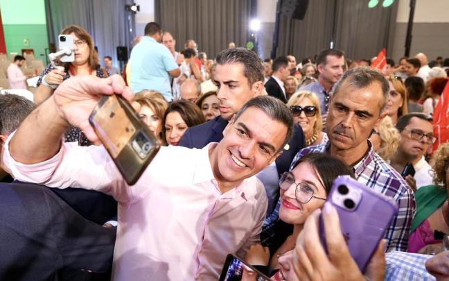 Pedro Sánchez se hace un selfi con simpatizantes socialistas en Málaga.