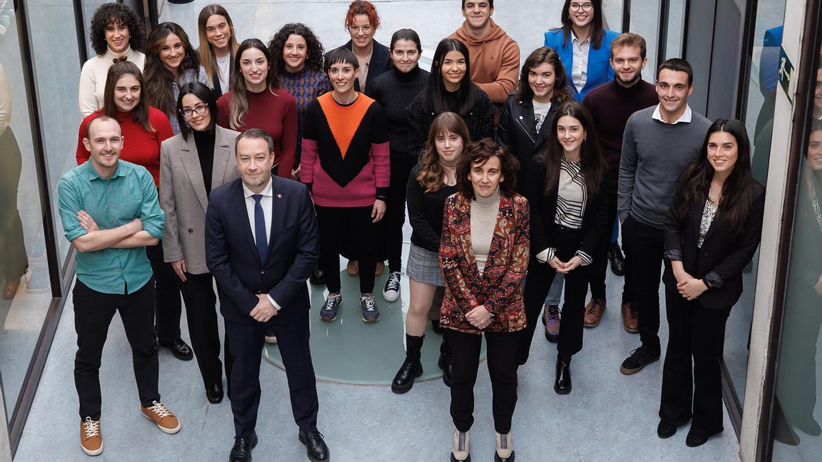 Estudiantes con los mejores expedientes de grado, en el edificio de Los Olivos de la UPNA, donde tuvo lugar el homenaje.