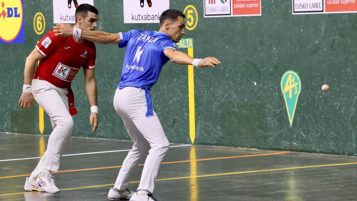 Zabala se prepara para recibir el cuero con Ezkurdia atento a la espera.