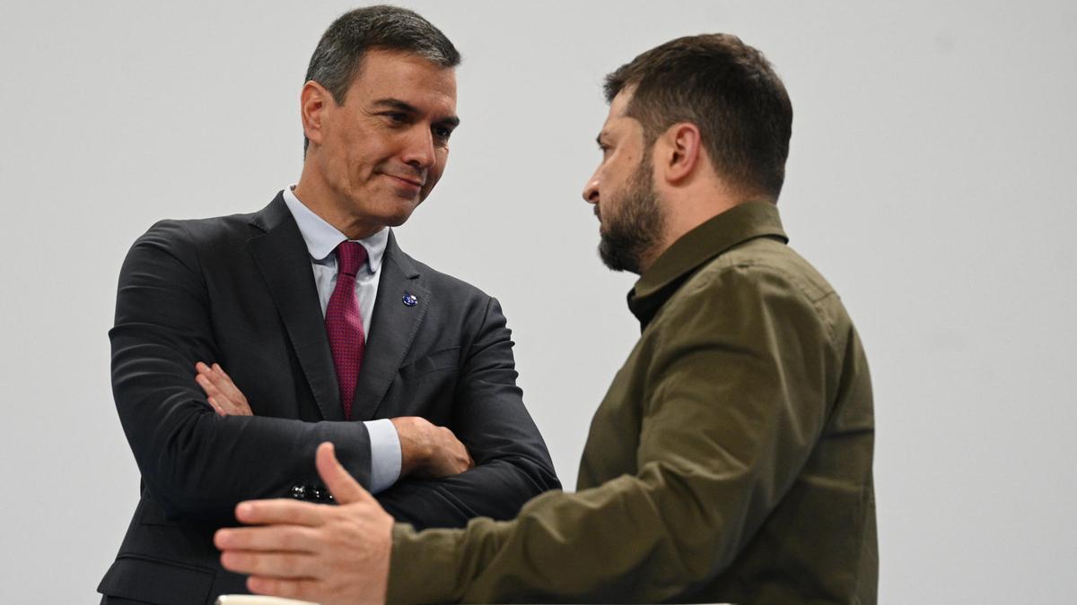 Volodimir Zelenski junto a Pedro Sánchez en la cumbre de Granada