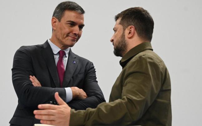 Volodimir Zelenski junto a Pedro Sánchez en la cumbre de Granada