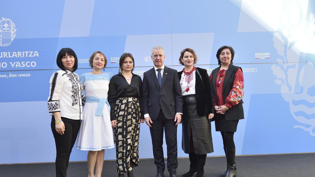 El lehendakari con representantes de distintos entidades que han colorado de forma solidaria con Ucrania.