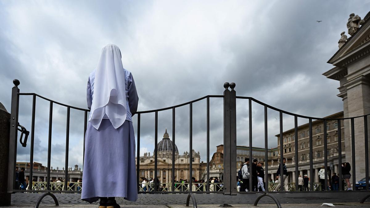 Una monja ante la plaza de San Pedro del Vaticano.