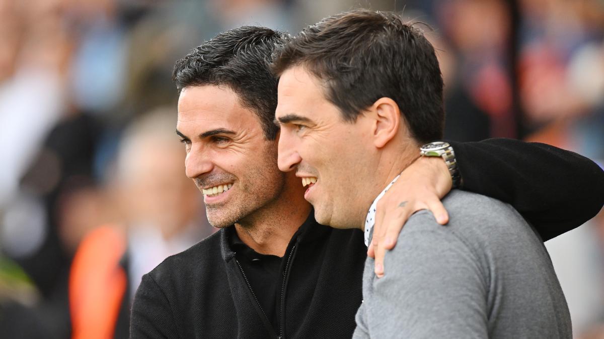 Mikel Arteta y Andoni Iraola se saludan en un partido entre el Arsenal y el Bournemouth.