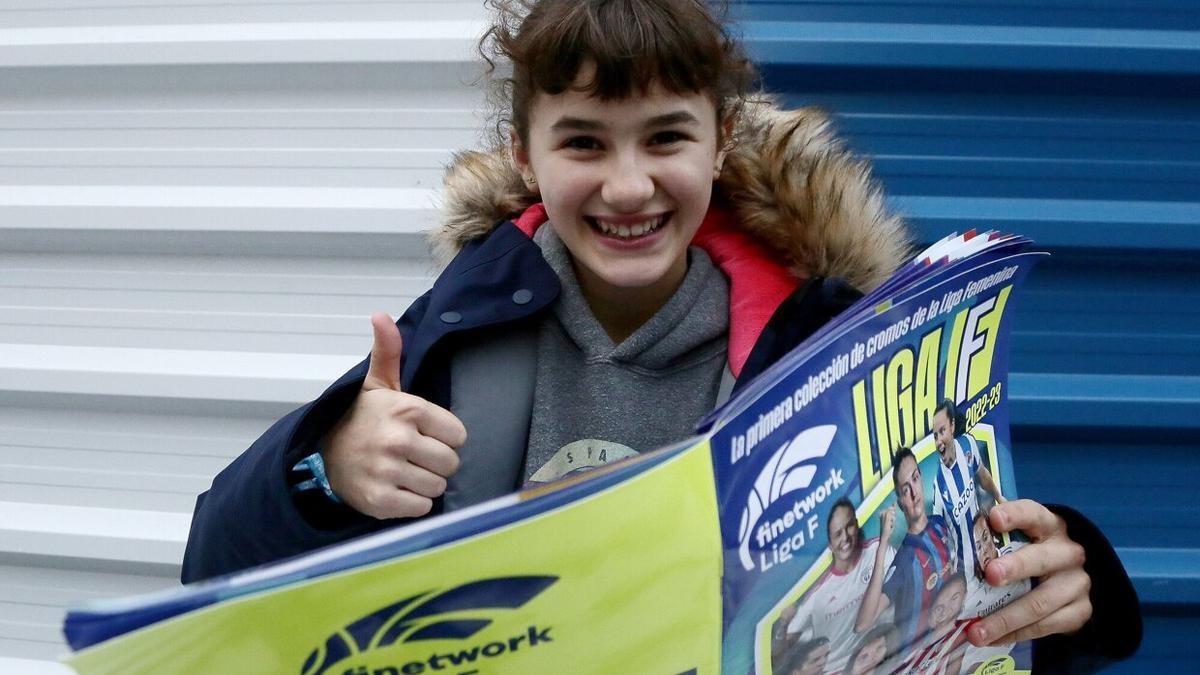 June, feliz con su álbum de la Liga Femenina que ha comprado hoy.
