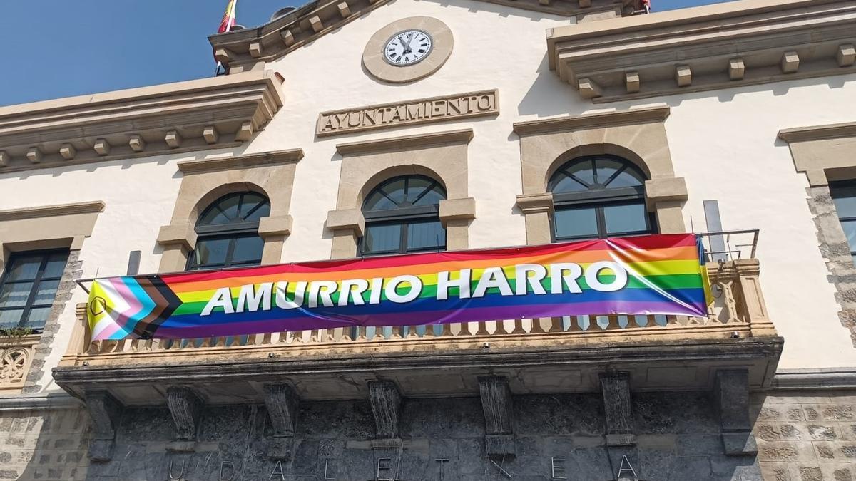 La bandera del colectivo Amurrio Harro decorando la fachada de la Casa Consistorial