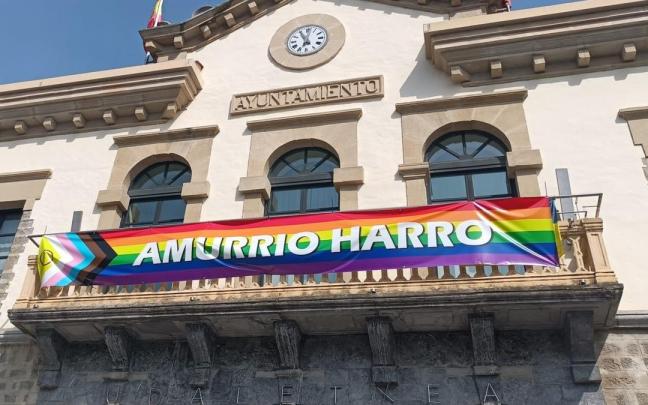 La bandera del colectivo Amurrio Harro decorando la fachada de la Casa Consistorial
