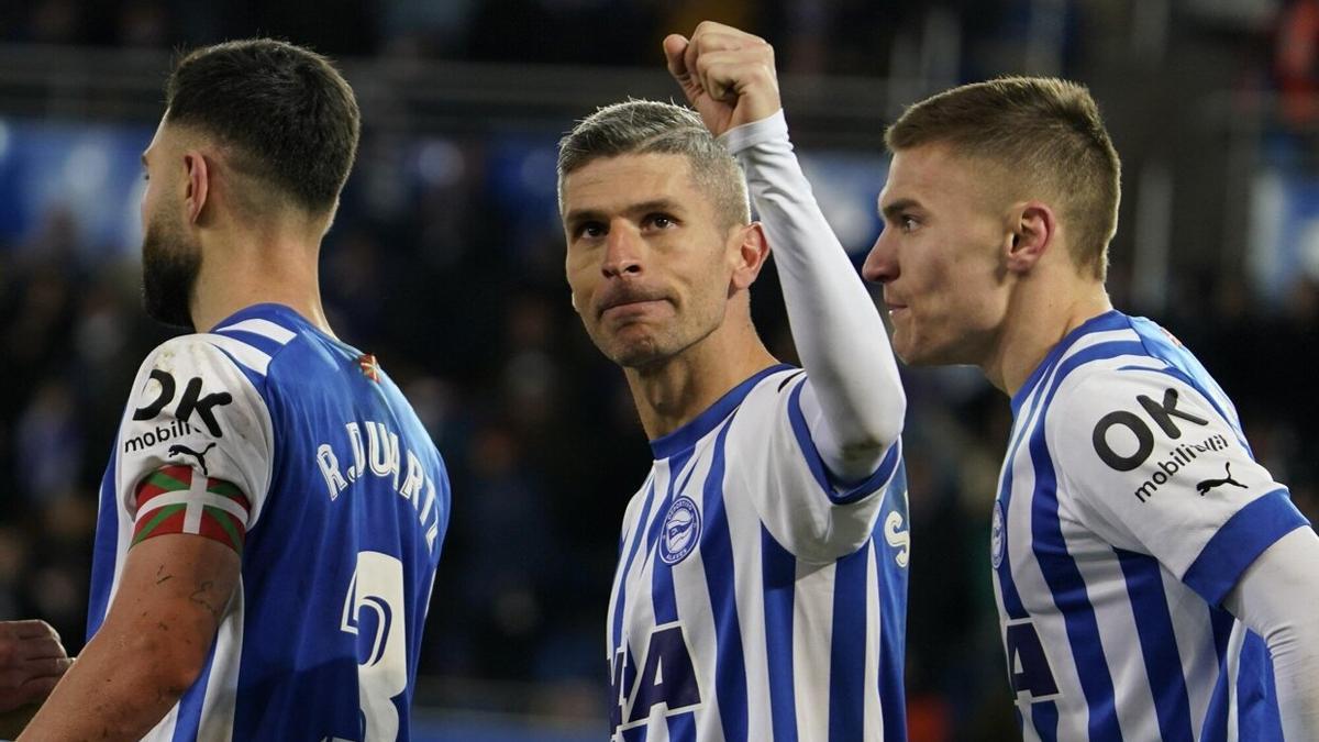 Salva Sevilla celebra su gol de penalti frente al Racing.