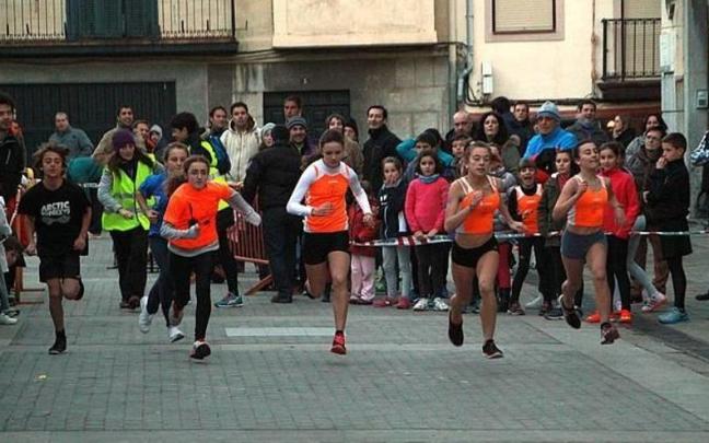 Varios participantes en la San Silvestre de Mundaka
