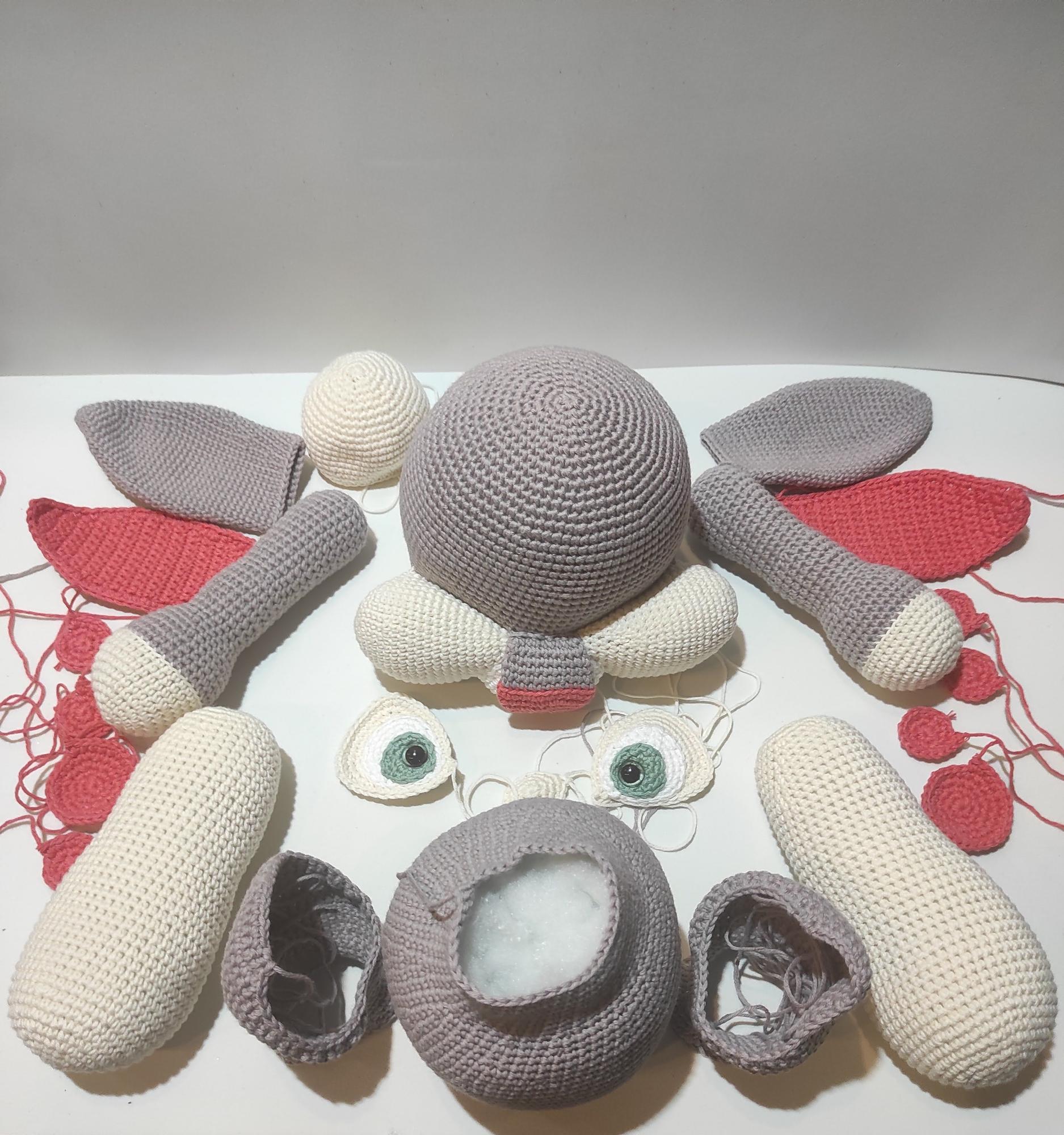 Si algo tienen en común los muñecos de ganchillo es que se cosen por partes.