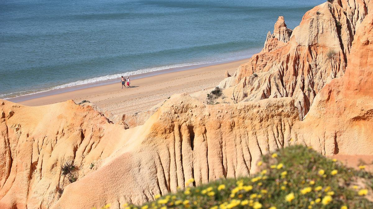La playa da Falésia, una de las más espectaculares al pie de los acantilados.