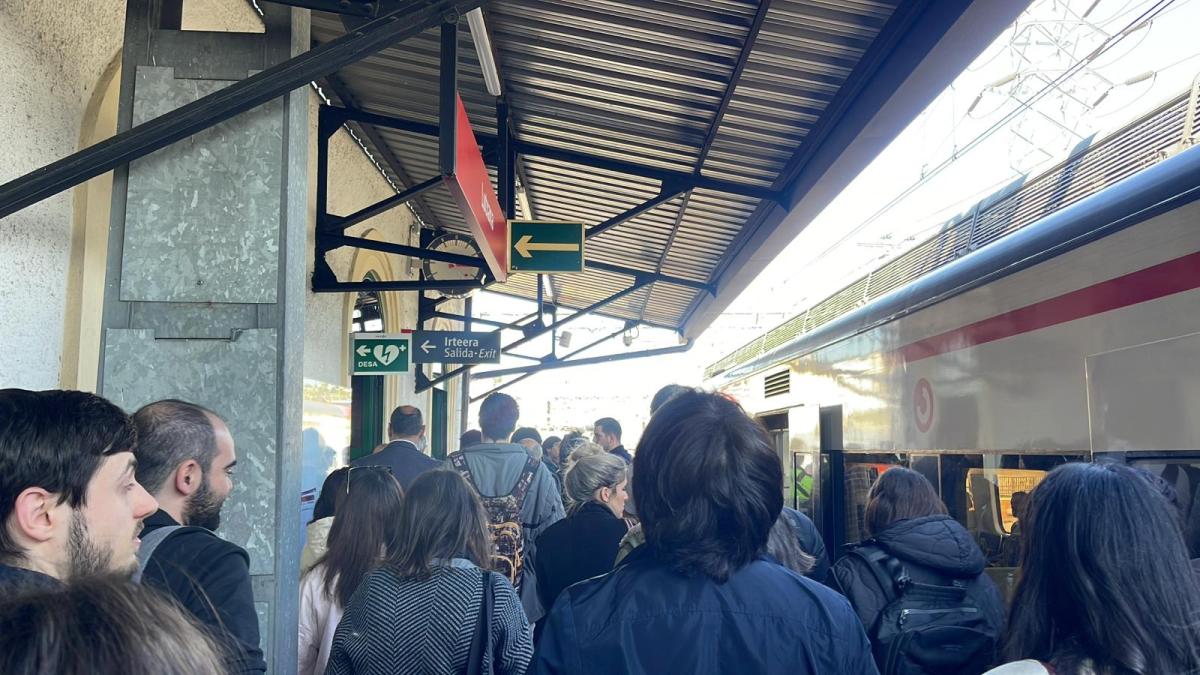 En imagen, una de las concurridas estaciones afectadas hoy por la interrupción del tráfico ferroviario en Bizkaia