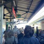 En imagen, una de las concurridas estaciones afectadas hoy por la interrupción del tráfico ferroviario en Bizkaia