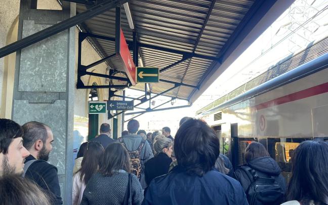 En imagen, una de las concurridas estaciones afectadas hoy por la interrupción del tráfico ferroviario en Bizkaia