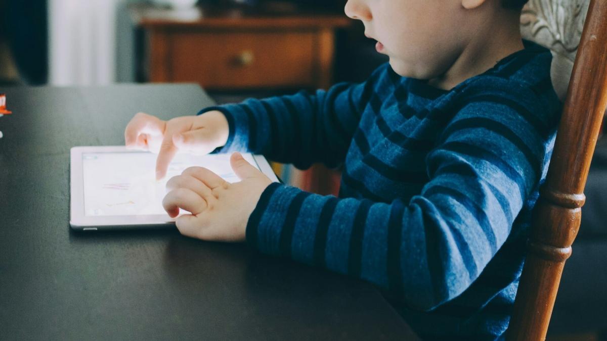 Un niño con una tablet.