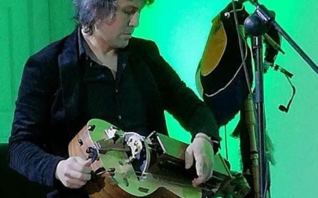 Bruno Villamor tocando su zanfona.